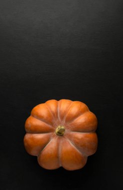 Masanın üstünde turuncu balkabağı var. Sonbahar arkaplanı. Sağlıklı gıda konsepti. Kabak kabağı maketi. Üst Manzara. Düz yatıyordu. Koyu arkaplan.