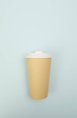 Üst Manzara. Düz yatıyordu. paket kahve fincanı mavi üzerine, pazarlama, paketleme veya web içeriği için uygun  