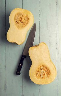 Taze balkabağı dilimleri arka planda. Sarı sulu balkabağı parçaları. Doku yakın. Metin ve etiket için tam çerçeve kopyalama alanı. Yemek arkaplanı. Parlak portakal dilimli balkabağı. Kopyalama alanı.