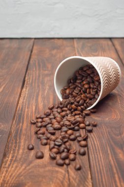 Kahve çekirdekli kağıt bardak. Paket kahve konsepti. Modern yaşam tarzı. Yakın plan.