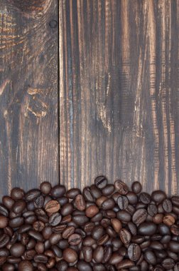 Ahşap arka planda kahve çekirdekleri, üst görünüm, kopyalanma alanı