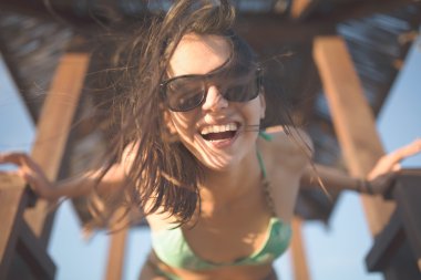 Çekici kadının yaz uygun. Plaj Party.Happiness.Carefree güzel esmer kumsalda ıslak bakışla. Seksi plaj kadın