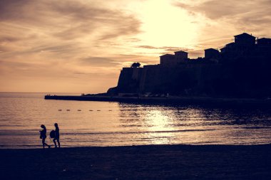Güzel gün batımı ışık, muhteşem şehir scape, panoramik manzara, yaz seyahat kıyı şehir silüeti. Eski şehir Ulcinj, Karadağ en güney şehri