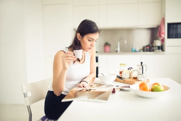 Junge lächelnde Frau, die Müsli isst und lächelt.gesundes Frühstück.Diät, Fitness und Wohlbefinden.positive Energie und Emotion.Produktivität, Glück, Genusskonzept. — Stockfoto