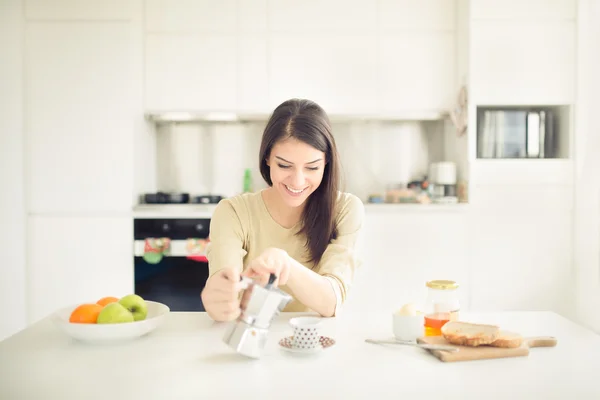 Modern working woman lifestyle-drinking moka coffee in the morning in the kitchen,starting your day.Positive energy and emotion.Productivity,happiness,enjoyment,determination — 스톡 사진