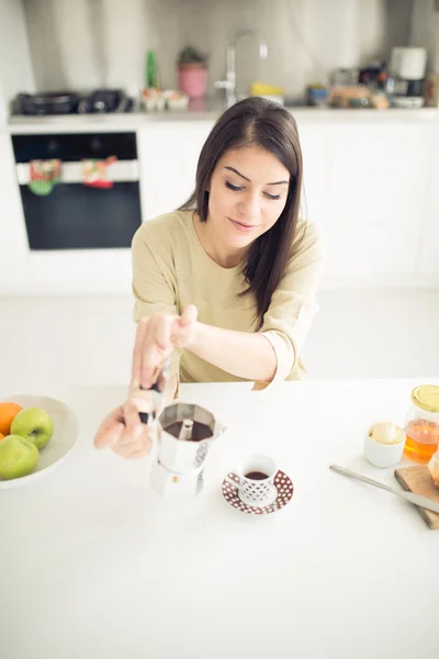 Modern working woman lifestyle-drinking moka coffee in the morning in the kitchen,starting your day.Positive energy and emotion.Productivity,happiness,enjoyment,determination — Stock Fotó