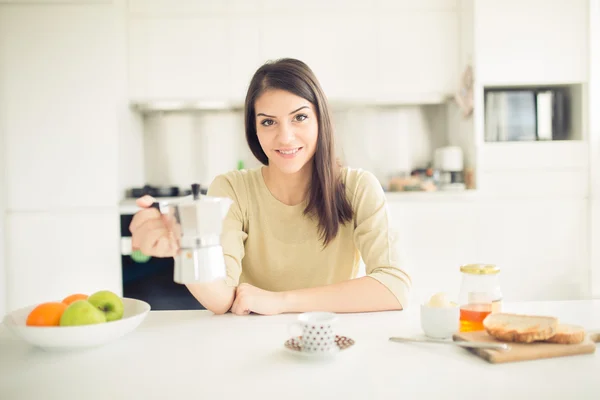 Moderne arbeitende Frau Lifestyle-trinken Mokka-Kaffee am Morgen in der Küche, den Tag beginnend. Positive Energie und Emotion.Produktivität, Glück, Genuss, Entschlossenheit — Stockfoto