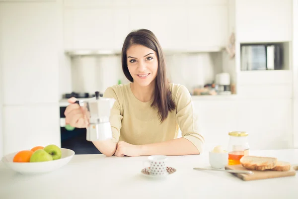 Modern working woman lifestyle-drinking moka coffee in the morning in the kitchen,starting your day.Positive energy and emotion.Productivity,happiness,enjoyment,determination — 图库照片