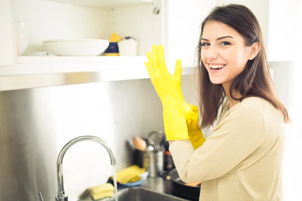 Limpeza das mãos.Jovem dona de casa mulher lavar pratos na cozinha.Preparando-se para limpar, engraçado sorrindo foto com luvas de borracha amarela — Fotografia de Stock
