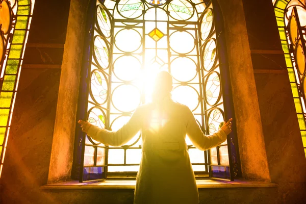 Religiosa cristã mulher olhando através do vitral janela da igreja light.Woman orando a Deus em St. Alexander Nevsky Cathedral.Christianity.Strong religião, fé e espiritual — Fotografia de Stock