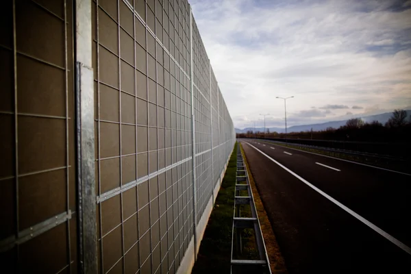 車両交通。Fence.Highway バンパー。高速道路長い距離を移動します。農村シーンで高速道路アスファルト使用陸上輸送および旅行のコンセプト. — ストック写真