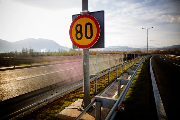 Estradas de asfalto estrada na cena rural usar o transporte terrestre e viajar concept.Fence.Highway bumper.Speed sinal limite — Fotografia de Stock