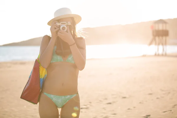 Sexy cool hipster.Attractive fit trendy modern hipster woman taking photos with retro vintage film camera — Φωτογραφία Αρχείου