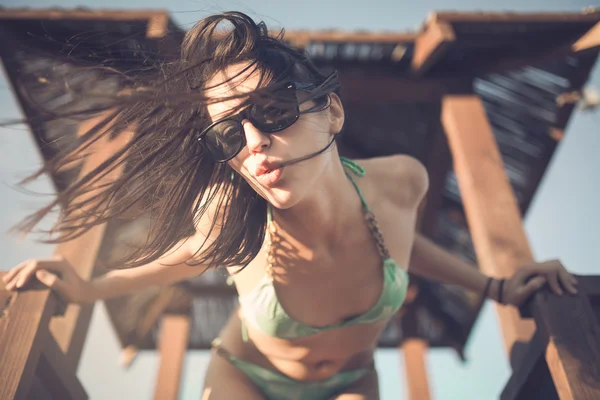 Lycklig kvinna dansar på stranden. DJ på beach party — Stockfoto