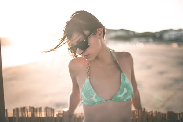 Jovem mulher de biquíni em uma praia tropical. Férias de verão concept.Best viagem destino praia. — Fotografia de Stock