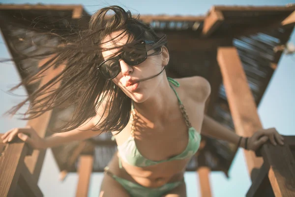 Mulher de praia se divertindo em férias de verão.Retrato de verão estilo de vida, relaxado em pé na torre salva-vidas — Fotografia de Stock