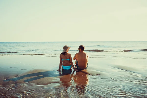 Pareja romántica en abrazo viendo amanecer / atardecer juntos.Joven hombre y mujer enamorados — Foto de Stock