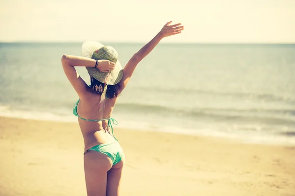 Estate spiaggia donna di moda godendo estate e sole.Concetto di sensazione estiva, felicità.In forma e corpo sano estate . — Foto Stock