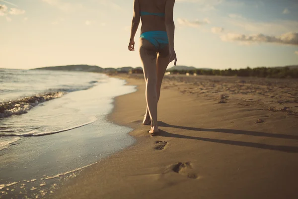 Nejlepší destinace pro dovolenou beach. Krásný západ slunce písečné plážové útočiště. Žena chodící písečná pláž. Letní pláž žena, léto a slunce. Svobodu, štěstí — Stock fotografie