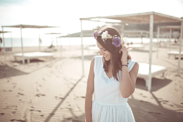 Summer beach fashion woman enjoying summer and sun, walking the beach near clear blue sea, smiling. — 图库照片