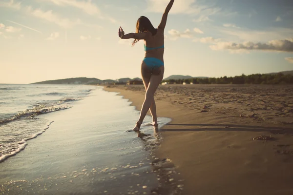 Καλύτερος προορισμός διακοπών παραλία. Απόδραση το όμορφο ηλιοβασίλεμα αμμουδιά. Γυναίκα που χορεύει στην παραλία — Φωτογραφία Αρχείου
