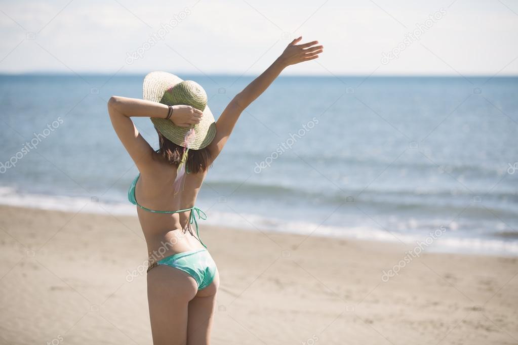 Femme de plage profitant de l'été et du soleil, marchant sur la