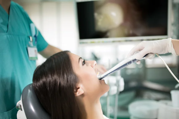 Zahnarztpraxis-Spezialwerkzeuge, orale Intro-Kamera mit Live-Bild der Zähne auf dem Monitor. Zahnpflege, Dentalhygiene, Kontrolle — Stockfoto