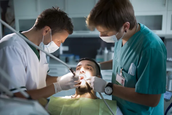Homem em dentistas, limpeza dos dentes de tártaro e placa, prevenção de doenças periodontais. Higiene dental, procedimentos difíceis e conceito de prevenção — Fotografia de Stock