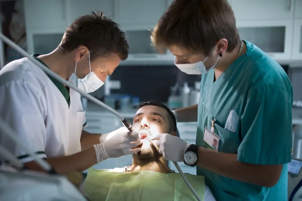 Man bij tandartsen, tanden reiniging van tandsteen en plaque, parodontale ziekten te voorkomen. Mondhygiëne, moeilijke procedures en preventie concept — Stockfoto