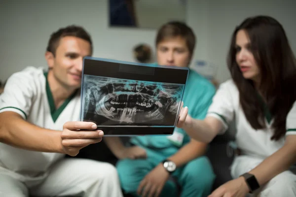 Dentista olhando dentes no raio X. Cuidados de saúde, médico e radiologia conceito-grupo de médicos olhando para raio-X digital — Fotografia de Stock