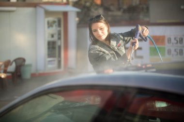 Çekici kadın self servis, yıkama el araba otomobil yıkama köpük ile temizlik su baskı. Ulaşım bakım kavramı. Self servis istasyonunda yüksek basınç blaster ile araba yıkama