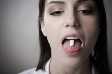 Şizofren endişeli İki kutuplu akıl hastası kadın yolunu kaybetmiş. Akıl hastalığı, stres, kavramı kaçak gerçeklikten, stres ruhsal sorunları neden oldu. İlaç komplo kavramı. Uyuşturucu bağımlılığı