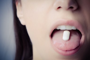 Şizofren endişeli İki kutuplu akıl hastası kadın yolunu kaybetmiş. Akıl hastalığı, stres, kavramı kaçak gerçeklikten, stres ruhsal sorunları neden oldu. İlaç komplo kavramı. Uyuşturucu bağımlılığı