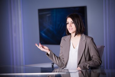 Kameranın yanında stüdyo durduğunu, genç güzel esmer televizyon spiker. TV yönetmeni Studio düzenleyici