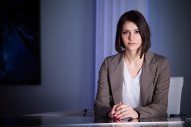 Kameranın yanında stüdyo durduğunu, genç güzel esmer televizyon spiker. TV yönetmeni Studio düzenleyici