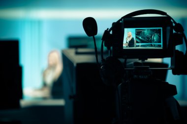 Genç güzel sarışın televizyon spiker canlı yayın sırasında stüdyoda. Studio düzenleyici, kadın Tv yönetmeni. Kayıt Tv stüdyosu ile televizyon anchorwoman