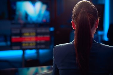 Televizyon anchorwoman sırasında stüdyoda canlı yayın. Genç güzel televizyon spiker canlı yayın sırasında stüdyoda
