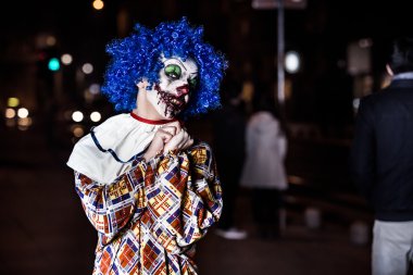 Daha korkutucu palyaço sana apaçık keskin sivri dişleri olan bir closeup. Deli çirkin grunge şeytani palyaço Halloween