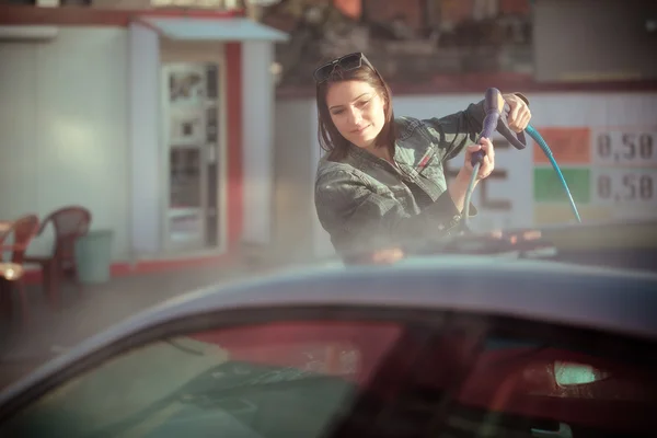 Aantrekkelijke Vrouw Auto Wassen Bij Handmatige Auto Wassen Self Service — Stockfoto