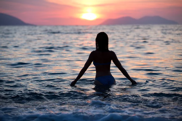 Gorgeous Sexy Fit Woman Silhouette Swimming Sunset Free Happy Woman — Stock Photo, Image