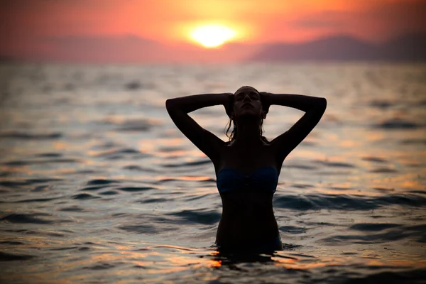 Splendida Silhouette Donna Sexy Forma Nuotare Nel Tramonto Donna Felice — Foto Stock