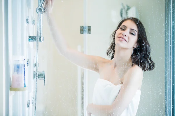 Güzel Esmer Kadın Alarak Duş Kadar Stresli Bir Gün Sonra — Stok fotoğraf