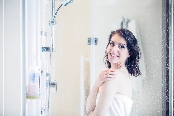 美しいブルネットの女性は 長いストレスの多い一日の後シャワーを浴びて 女性シャワーとモダンなデザインのバスルームでお風呂を楽しんでいます 肌ケアのコンセプト — ストック写真