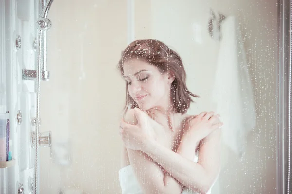 Frumoasă Brunetă Femeie Care Face Duș După Lungă Stresantă Femeie — Fotografie, imagine de stoc