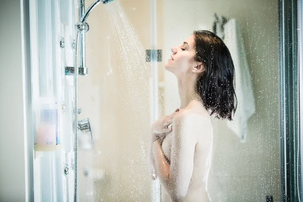 Mulher Morena Bonita Tomando Banho Depois Longo Dia Estressante Mulher — Fotografia de Stock