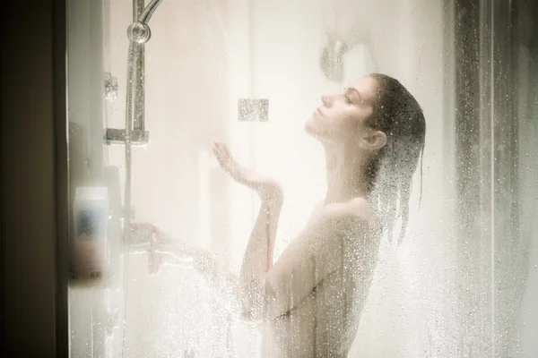 Hermosa Mujer Morena Tomando Ducha Después Largo Día Estresante Mujer —  Fotos de Stock