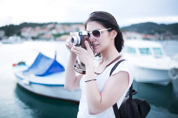 Διασκεδαστικό Καλοκαίρι Hipster Παραλία Γυναίκα Που Κρατώντας Εκλεκτής Ποιότητας Κάμερας — Φωτογραφία Αρχείου