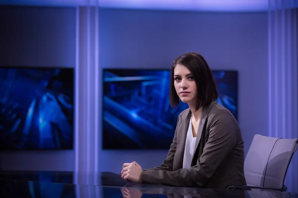 Jeune belle brunette présentatrice de télévision au studio debout à côté de la camera.TV réalisateur à l'éditeur en studio — Photo