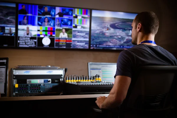 Fernsehingenieur im Studio. TV-Redakteur arbeitet mit Vision Mixer in einer Fernsehgalerie. Mann saß an einer Vision Mixing Scheibe — Stockfoto