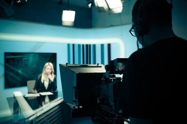 Genç güzel sarışın televizyon spiker canlı yayın sırasında stüdyoda. Studio düzenleyici, kadın Tv yönetmeni. Kayıt Tv stüdyosu ile televizyon anchorwoman